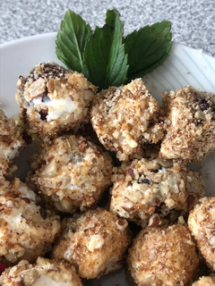 Una foto de Uvas cubiertas con queso crema y nuez