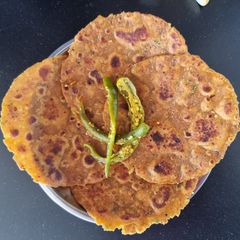 A picture of Khichdi Thepla paratha.