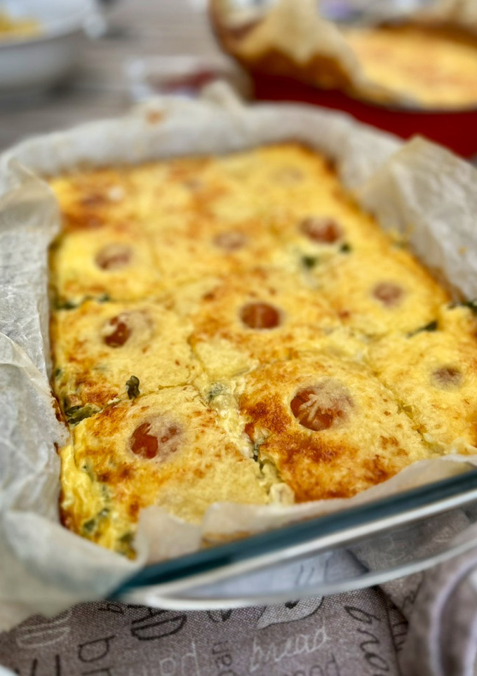 Una foto de Pastel de espárragos trigueros con queso de cabra y cebolla caramelizada