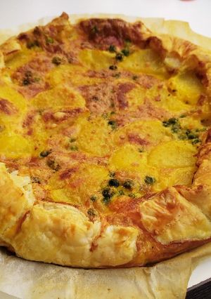Foto di Torta Salata con piselli, wurstel, formaggio e patate