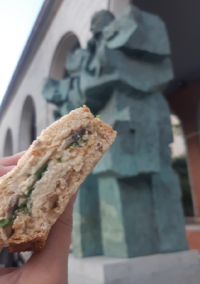 Una foto de Sandwich de hummus, rúcula y champiñón