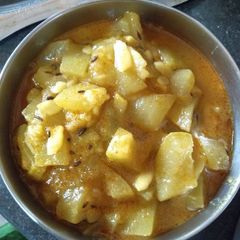 A picture of Bottlegourd curry.