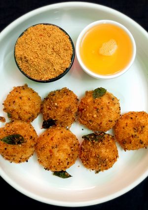 A picture of Mini podi idli.