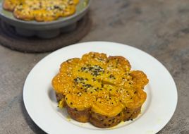 Kuih bakar labu kuning