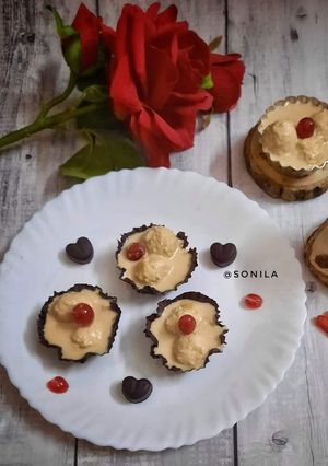 A picture of Kheer puli in chocolate cups.