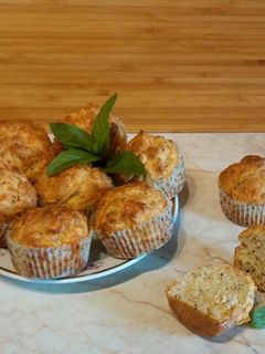 Sajtos-bazsalikomos muffin recept fotója