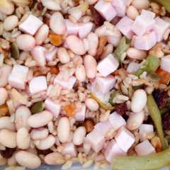 Una foto de Ensalada de judías blancas y verdes con arroz