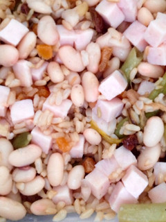 Una foto de Ensalada de judías blancas y verdes con arroz