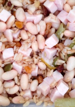 Una foto de Ensalada de judías blancas y verdes con arroz