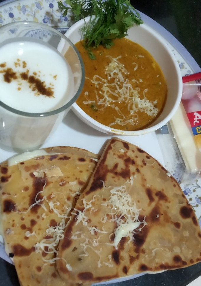 ચીઝી પરાઠા વિથ રોયલ કરી રેસીપી મુખ્ય ફોટો