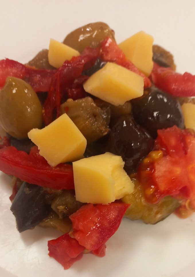 Una foto de Ensalada de Berenjena, Morrón Asado, Aceitunas y Queso