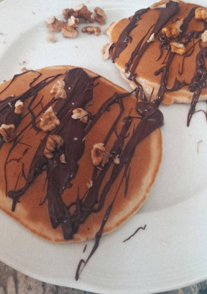 Una foto de Pancakes con Nutella y nueces
