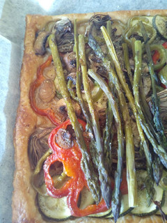 Una foto de Verduras asadas sobre b miase de hojaldre