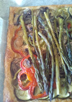 Foto principal de Verduras asadas sobre b miase de hojaldre