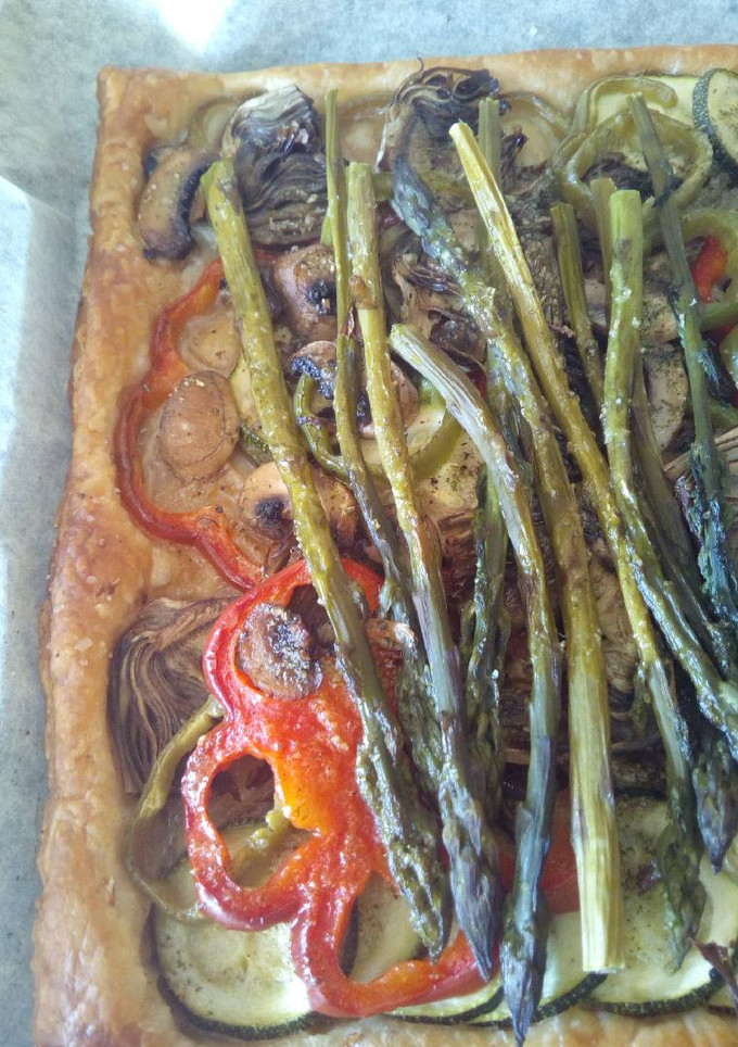 Una foto de Verduras asadas sobre b miase de hojaldre