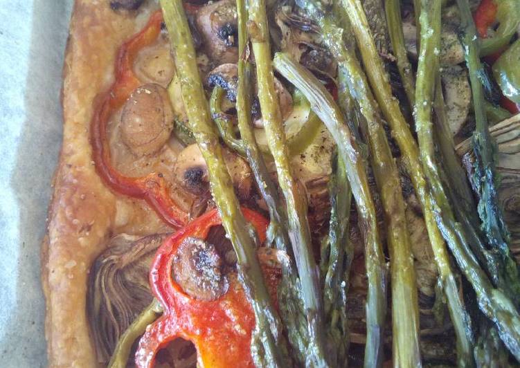 Verduras asadas sobre b miase de hojaldre