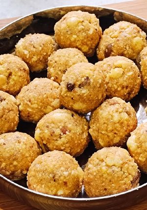 A picture of Gond Makhana Laddu.