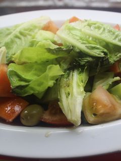 Una foto de Ensalada básica con lechuga