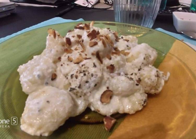 Gnocchi di patate con ricotta, scalogno e mandorle tostate