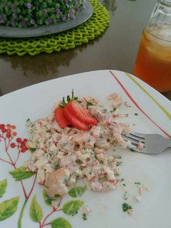 Una foto de Ensalada de camarones, surimi y mayonesa
