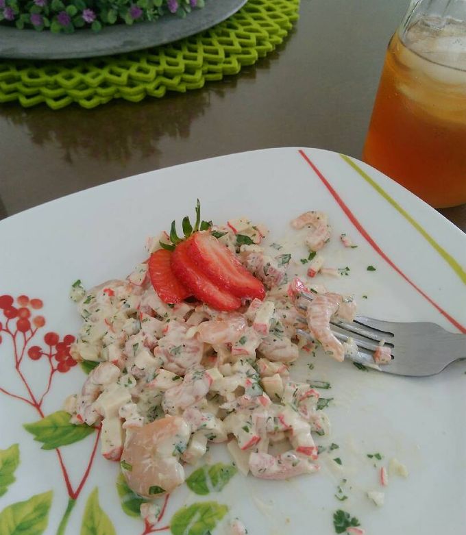 Una foto de Ensalada de camarones, surimi y mayonesa