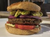 Hamburguesa de lentejas y guacamole