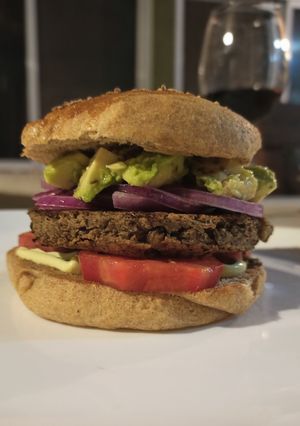 Una foto de Hamburguesa de lentejas y guacamole
