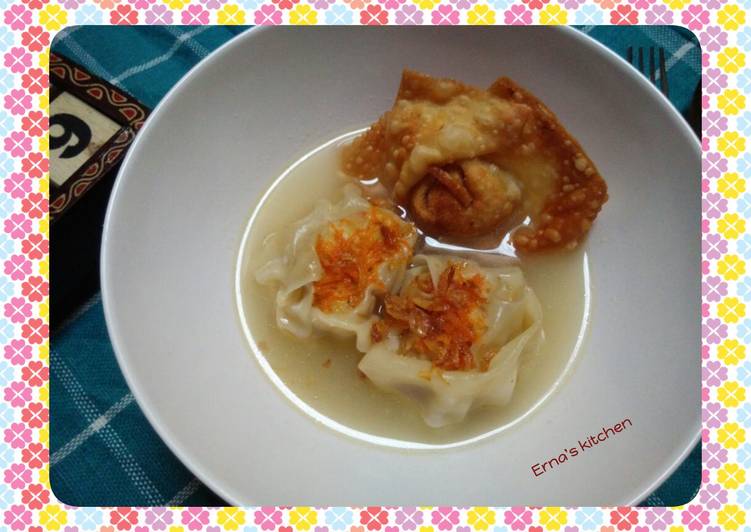 Siomay ayam kuah dan pangsit goreng
