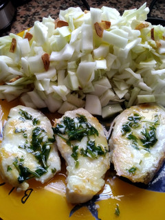 Una foto de Rosada a la plancha con ensalada de col