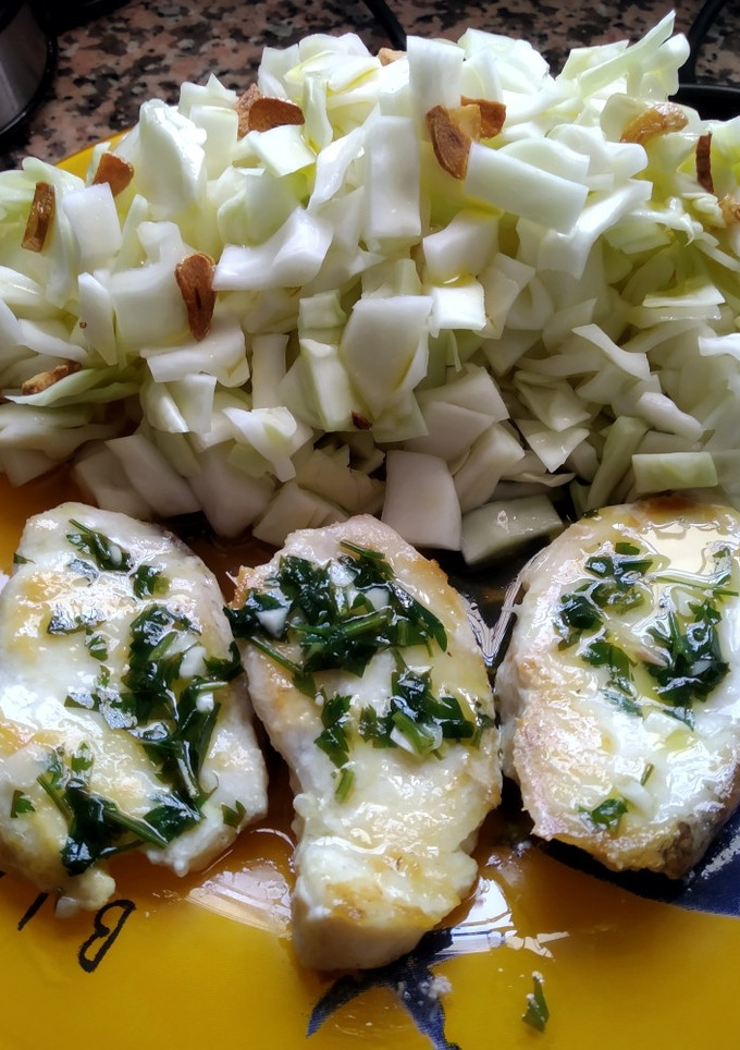 Una foto de Rosada a la plancha con ensalada de col