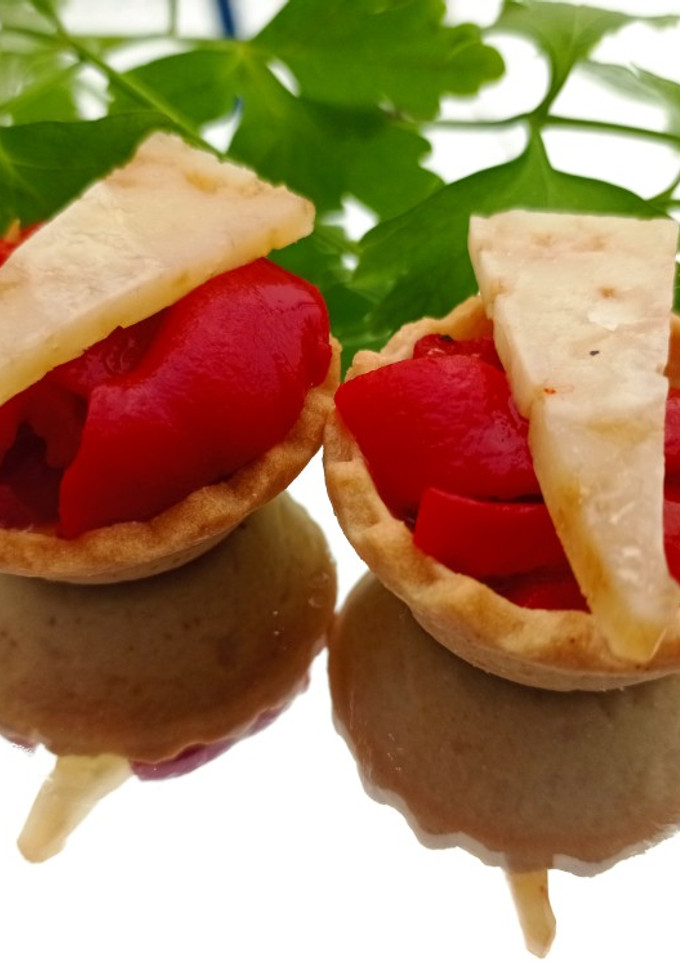 Una foto de Tartaletas de pimientos confitados