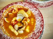 Una foto de sopa de rape y almeja
