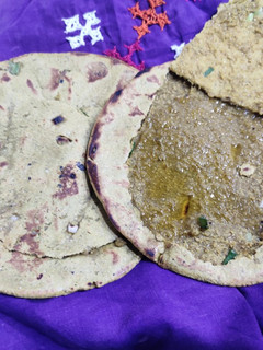 બાજરા નો લસણ વાળો રોટલો (Bajra Lasan Valo Rotlo Recipe In Gujarati રેસીપી મુખ્ય ફોટો