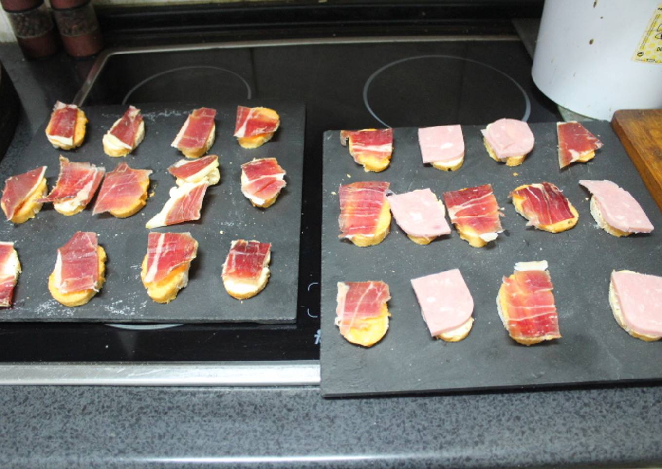 Tabla de pan con jamón y tomate