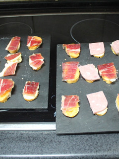 Una foto de Tabla de pan con jamón y tomate