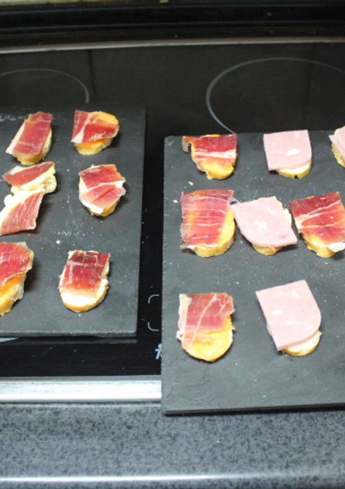 Una foto de Tabla de pan con jamón y tomate