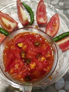 खट्टी मीठी टमाटर चटनी(khatti meethi tamatar chutney recipe in hindi) रेसिपी मुख्य फोटो