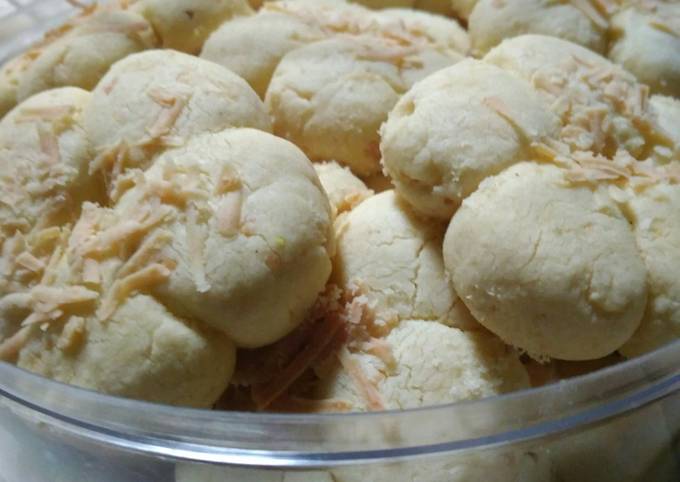 Langkah Mudah untuk Menyiapkan Kue sagu keju lumer Anti Gagal