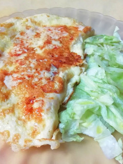 Una foto de Tortilla francesa con pavo, queso fresco y una ensaladita