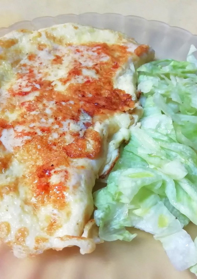 Una foto de Tortilla francesa con pavo, queso fresco y una ensaladita