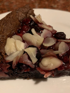 Una foto de Marquise de chocolate, frutos rojos y Almendras laminadas (sin gluten y azúcar de bajo IG)