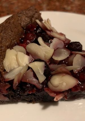 Una foto de Marquise de chocolate, frutos rojos y Almendras laminadas (sin gluten y azúcar de bajo IG)