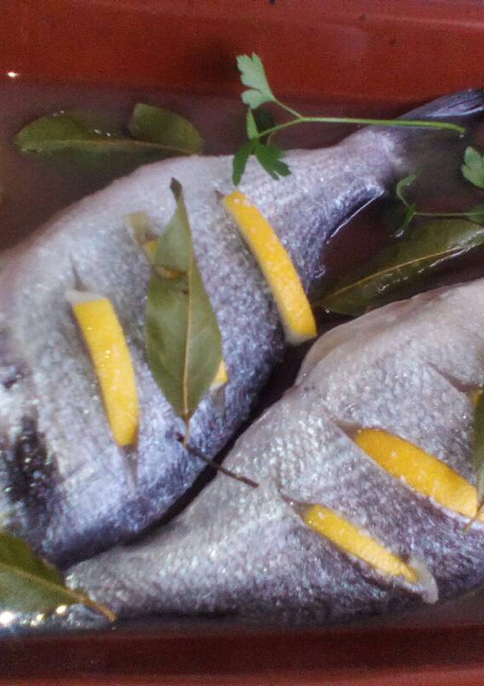 Una foto de Dorada a la sidra con limón🐟🍾🍋