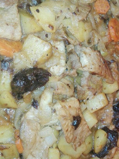 Una foto de Lomo con patatas, verduras y ciruelas