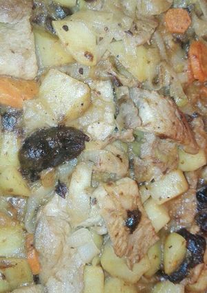 Una foto de Lomo con patatas, verduras y ciruelas