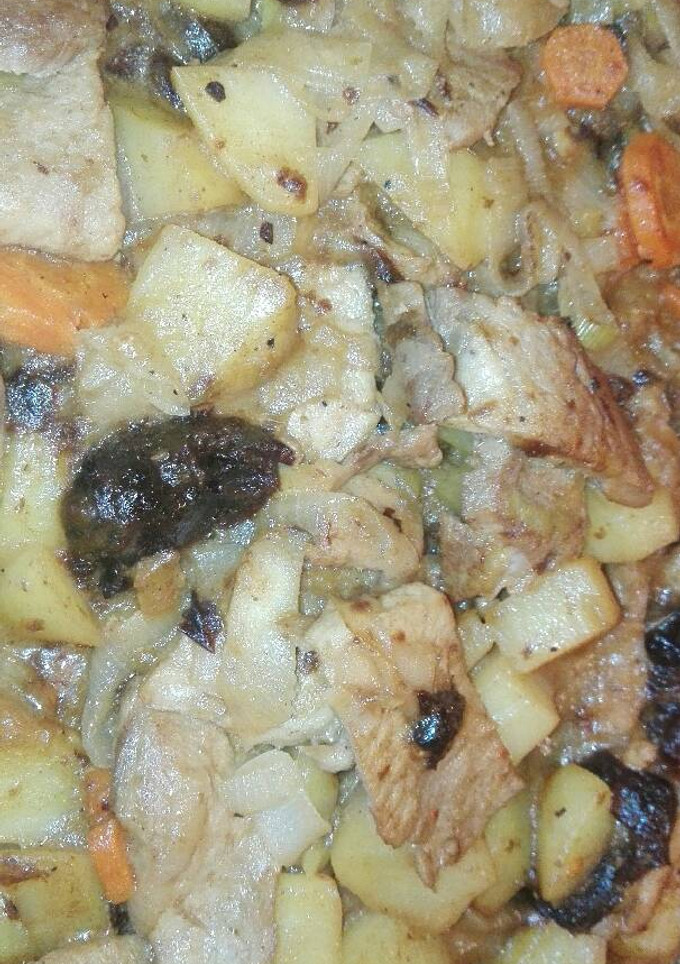 Una foto de Lomo con patatas, verduras y ciruelas