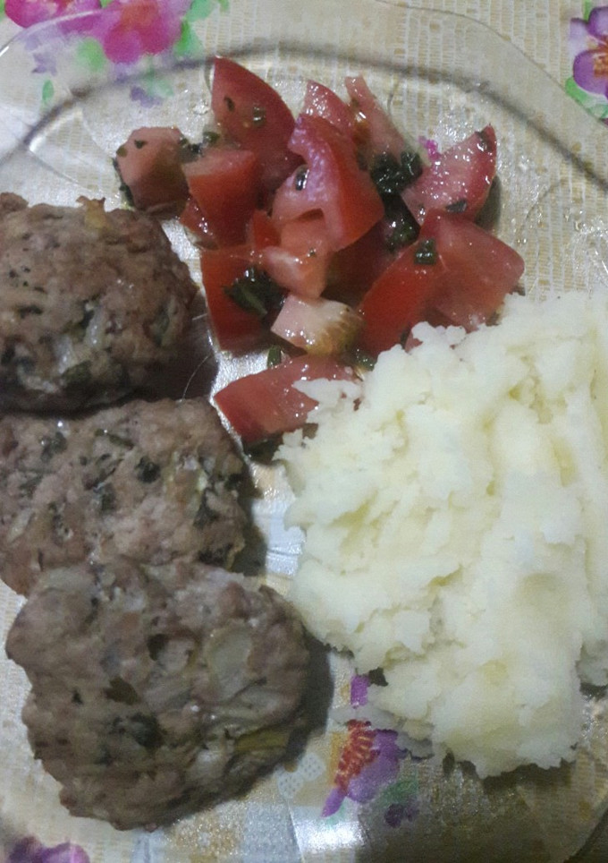 Una foto de Patys de cerdo con puré de papas y tomates con albahaca