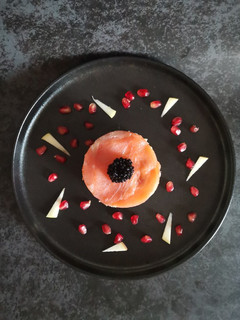 Una foto de Timbal de salmón con ensalada de col y manzana