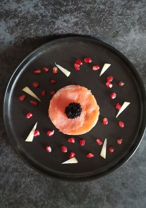Una foto de Timbal de salmón con ensalada de col y manzana