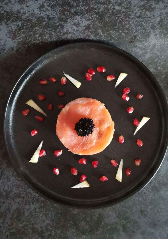 Una foto de Timbal de salmón con ensalada de col y manzana